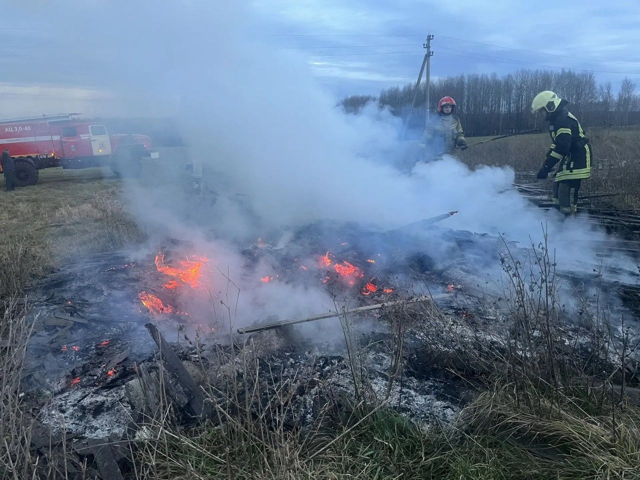 В выходные в Серове дважды горел горбыль, а за городом - 14 тюков сена