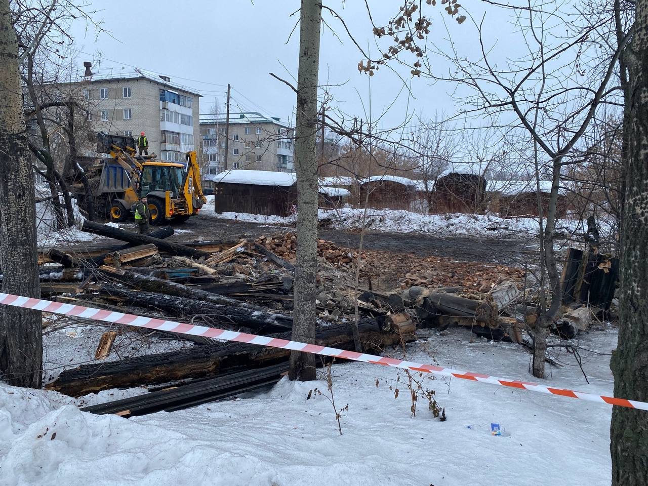 В Серове снесли деревянную двухэтажку на улице Каляева, признанную аварийной 9 лет назад
