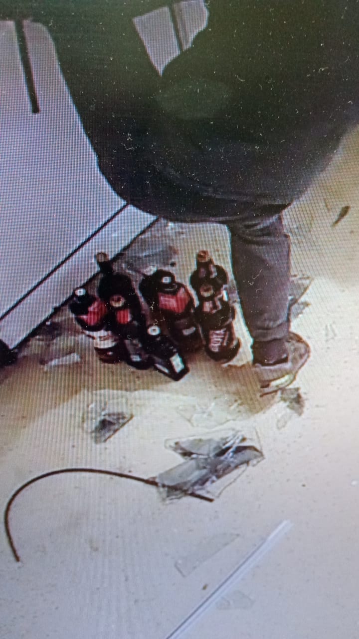 Серовчанин ночью камнем разбил дверь магазина и вынес алкоголь на 4 тысячи рублей. Мужчине грозит до 5 лет колонии