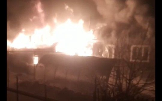 В частном секторе Серова горели надворные постройки. Мог загореться дом