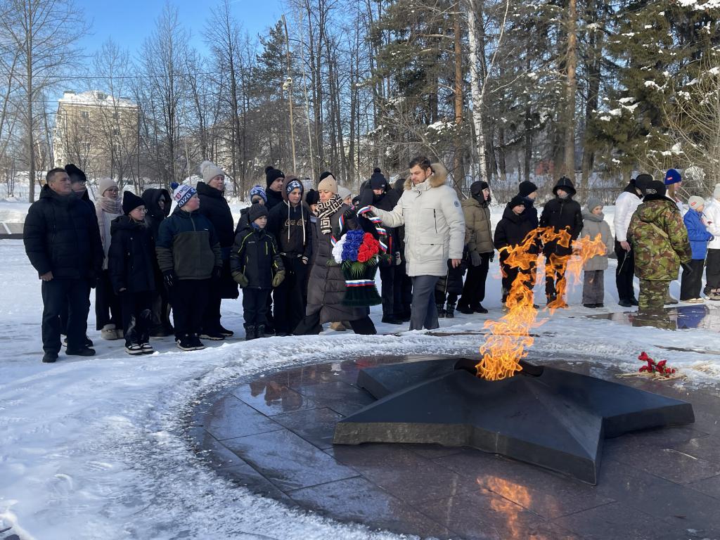 В Серове возложили цветы на мемориалах