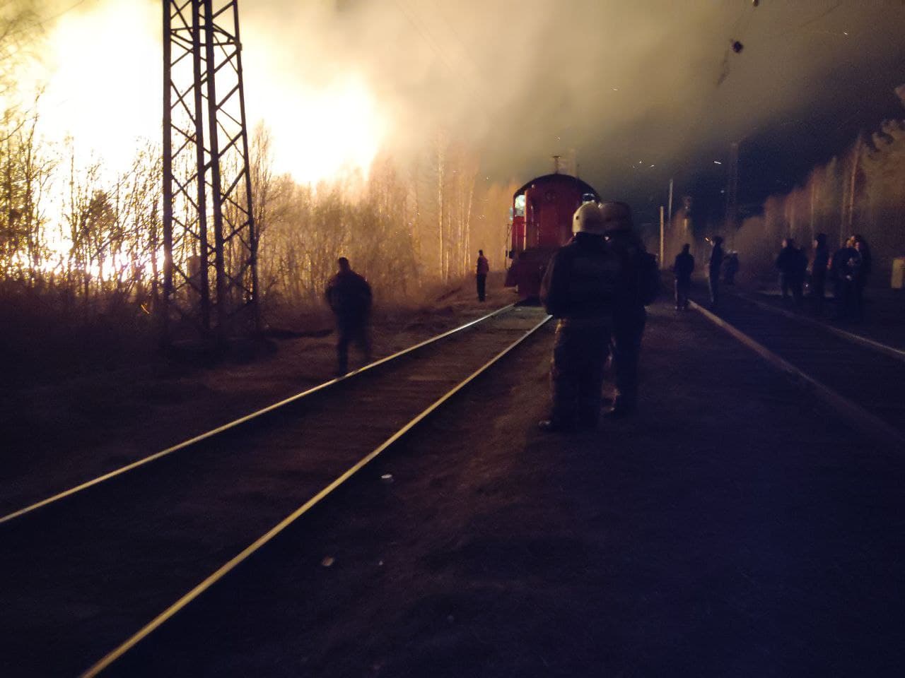 На место сильного пожара в Серове прибыл пожарный поезд
