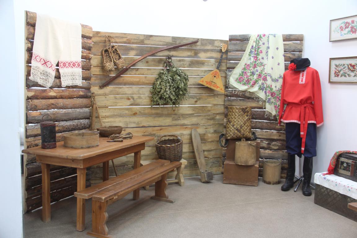 Узбекская тюбетейка, мансийская нэмта, белорусский рушник. В музее открылась выставка, посвященная народам России