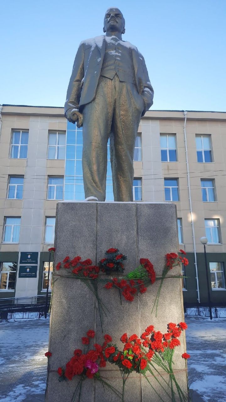 В Серове коммунисты возложили цветы к памятнику Владимиру Ленину