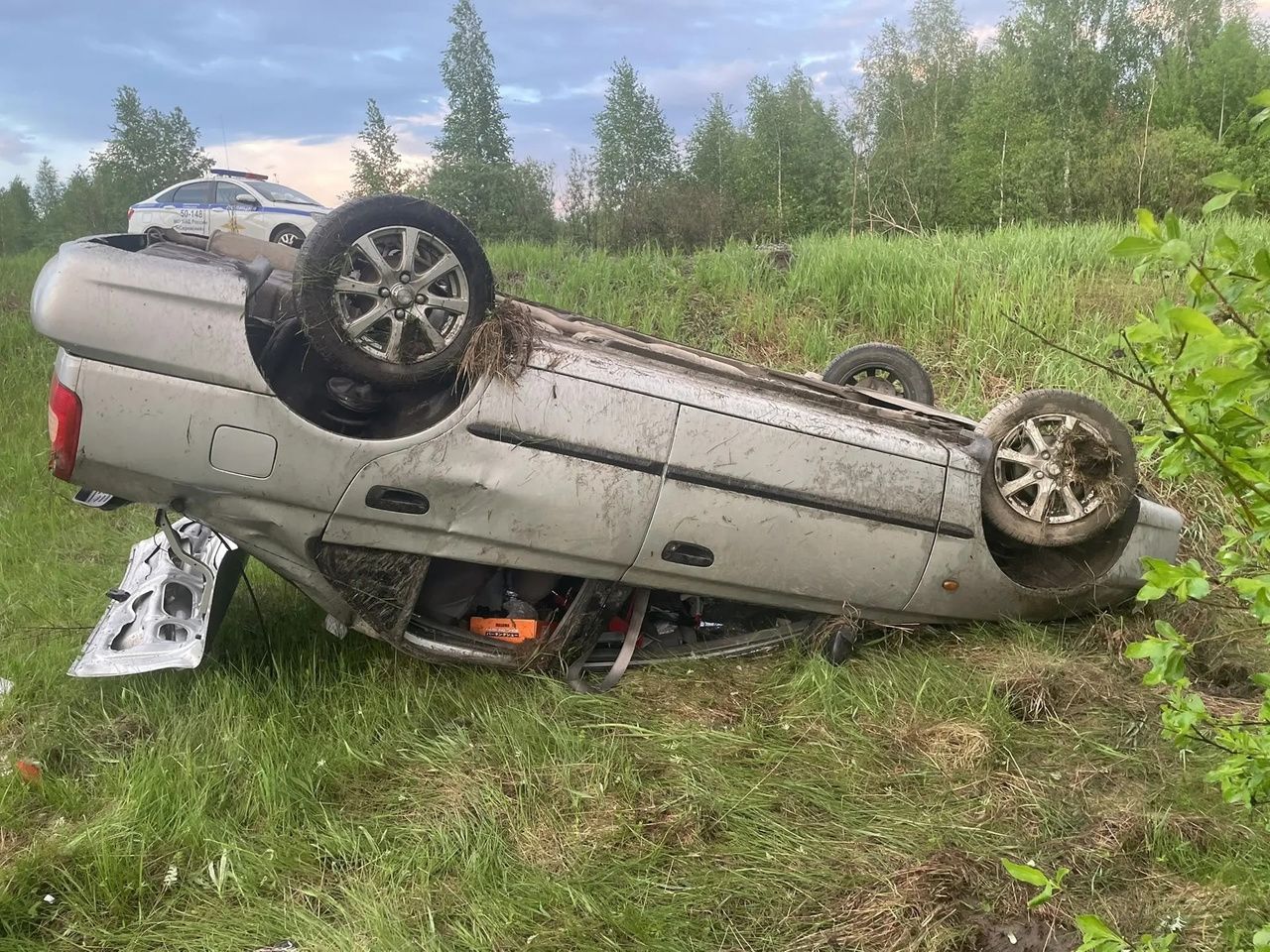 На трассе под Серовом перевернулся автомобиль, которым управляла автоледи с полугодовалым стажем