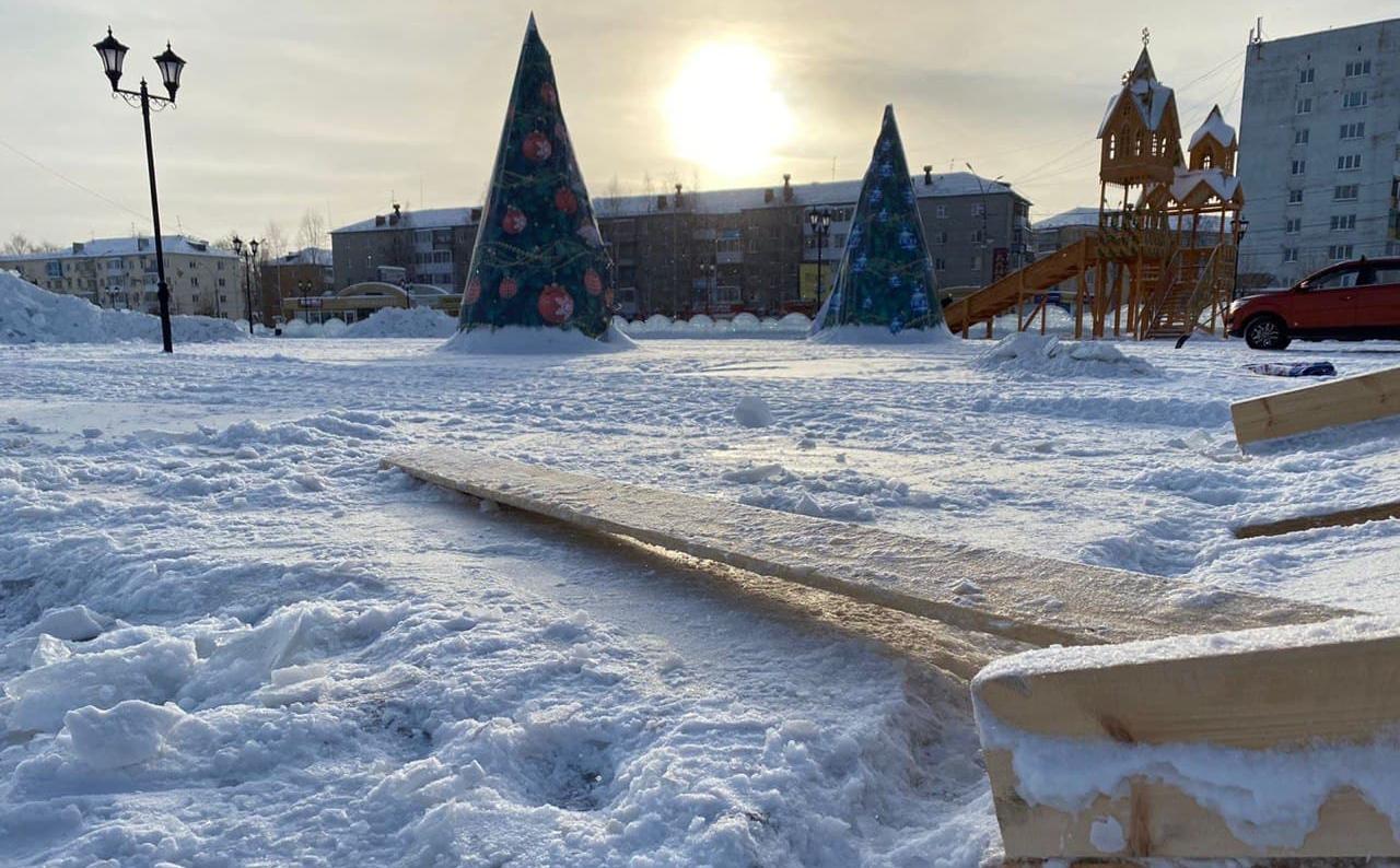 Следующей зимой. Снежный городок в Серове 2022. Зимний городок. Горка снега. Снежная горка февраль.