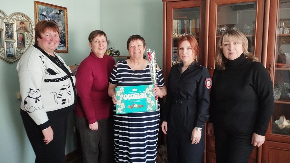 Полиция Серова поздравила женщин-ветеранов МВД и вдов сотрудников с 8 Марта