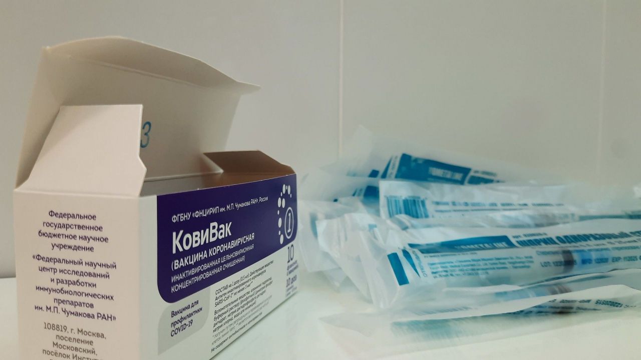 В Серов поступила пятидозная вакцина "КовиВак". Больница просит горожан воспользоваться предварительной записью на вакцинацию
