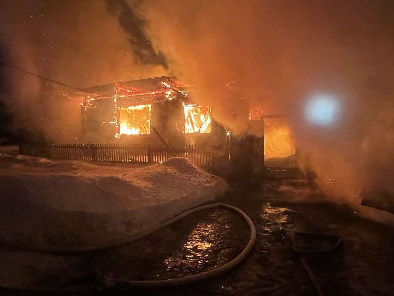 "Погибли три кошки, собака и два кролика". В селе Филькино горел жилой дом, погорельцам нужна помощь