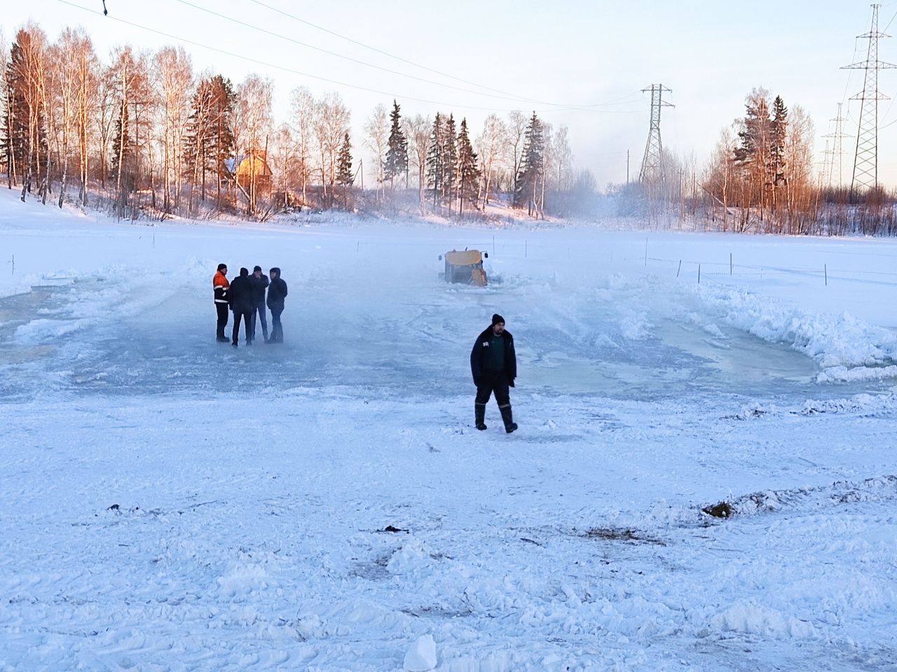 Директор "Серовавтодора" назвал причину, по которой спецтехника ушла под лед городского пруда