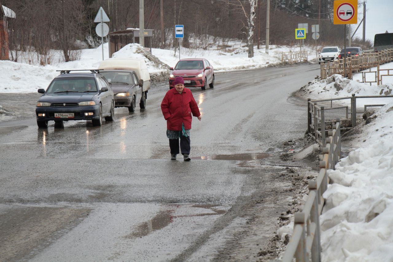 «Собьет машина и все». В Серове пенсионеры из-за неочищенного от снега тротуара ходят в магазин по оживленной дороге