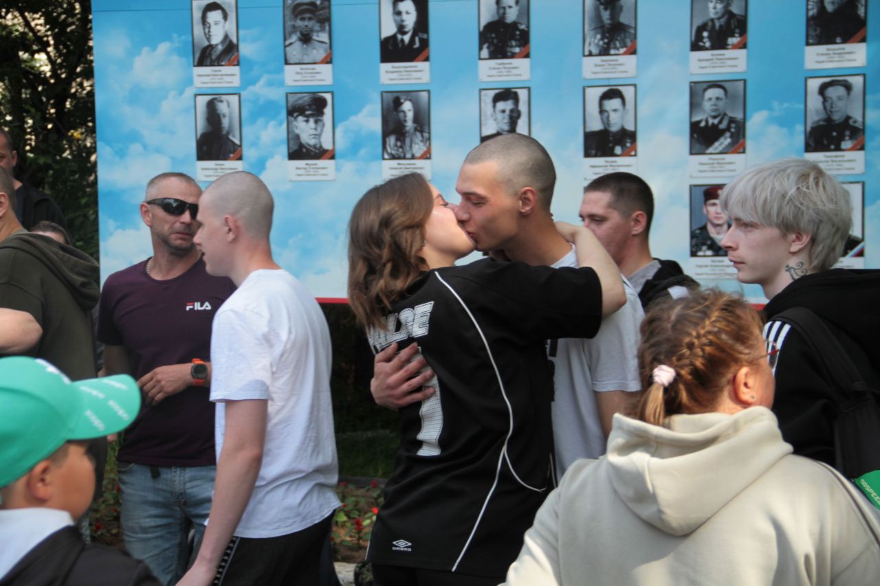 Из Серова на службу в армию проводили 23 призывника