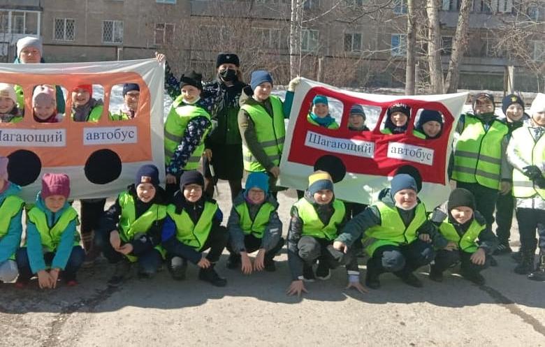Юные серовчане из поселка Энергетиков приняли участие в акции «Шагающий автобус»