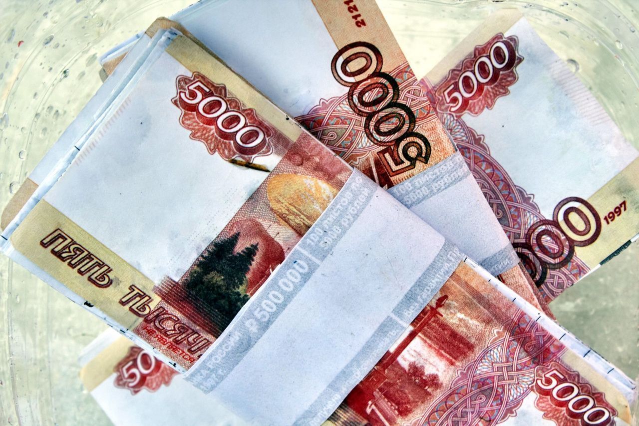 Жена мэра свердловского города отдала мошенникам почти 14 миллионов рублей