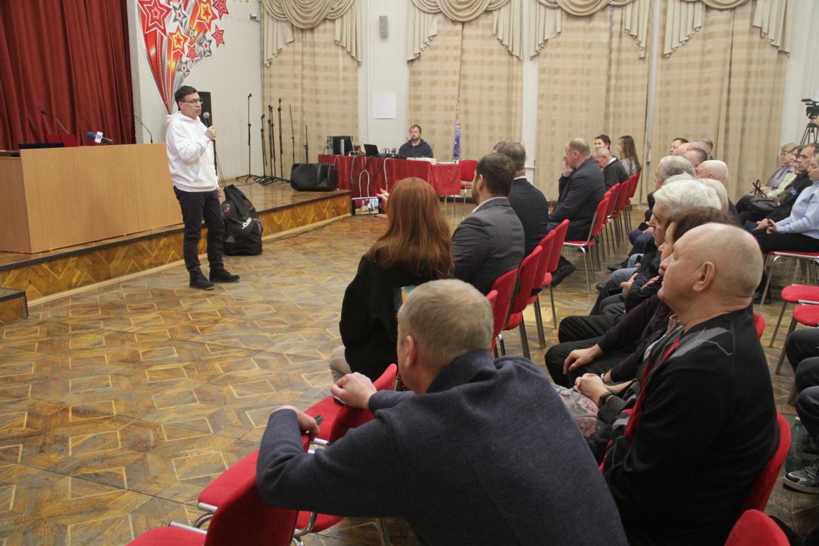 Министр спорта рассказал о строительстве Центра бокса и других объектов в Серове и вручил награды