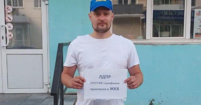 Серовчанин провел одиночный пикет против повышения цен на ЖКУ