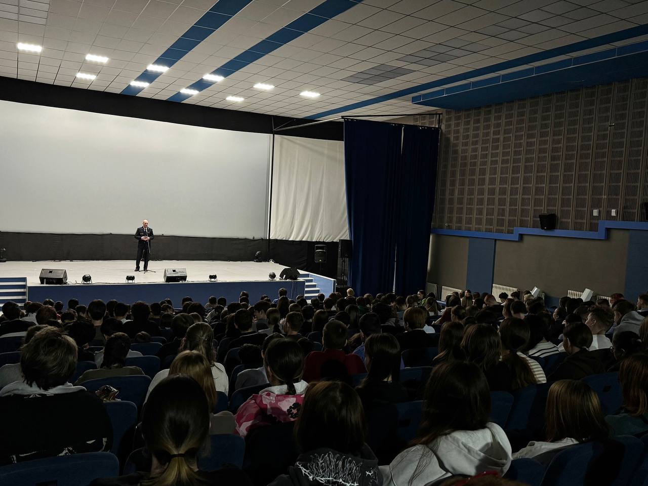 Полиция собрала серовских школьников в «Родине», чтобы поговорить о мошенниках