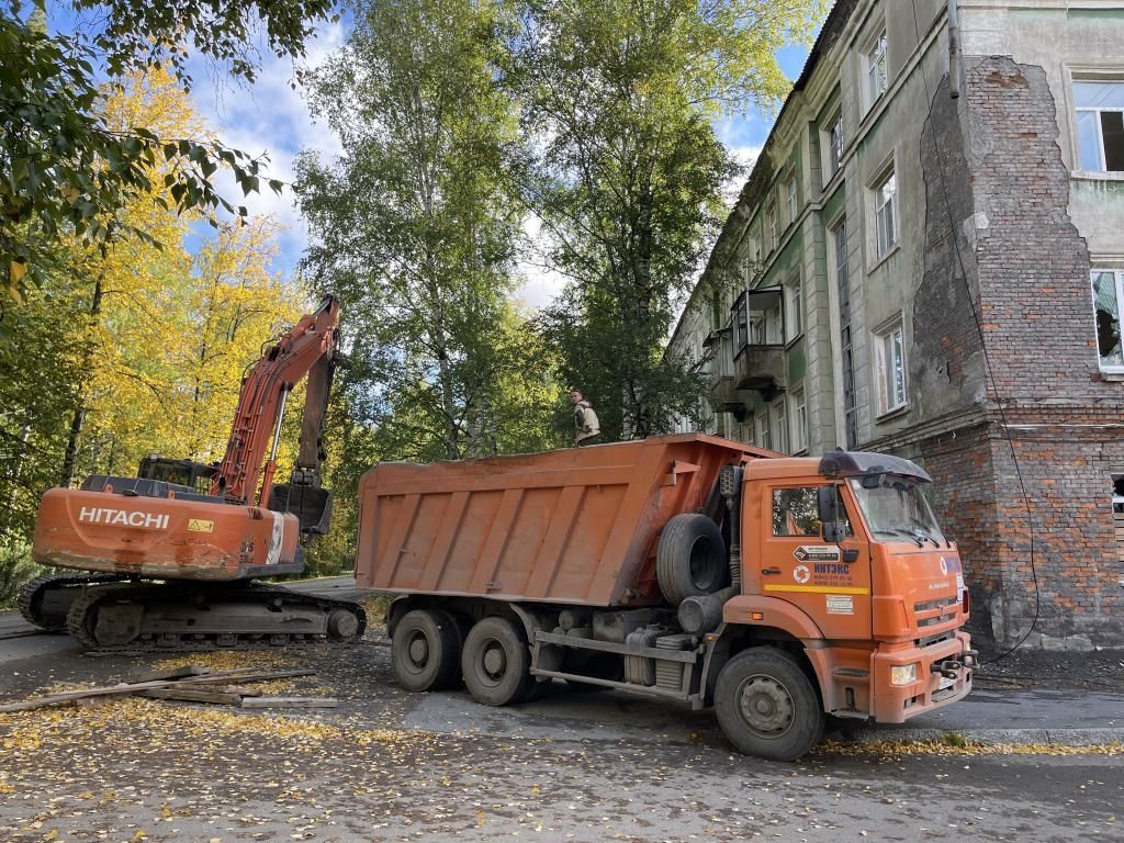 В Серове начался снос аварийного дома по улице Февральской Революции