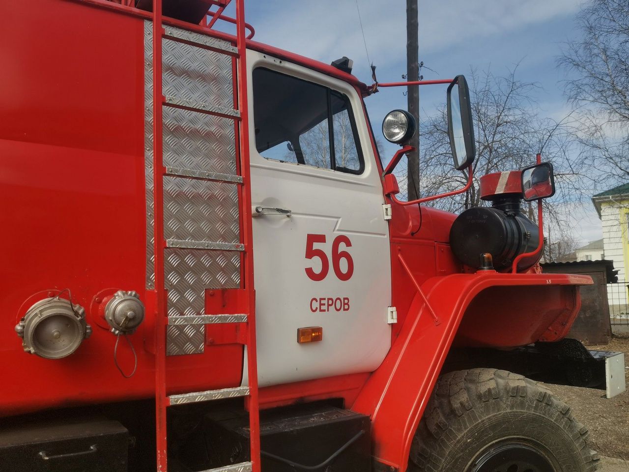 Рано утром в Серове горел жилой дом. В огне никто не пострадал