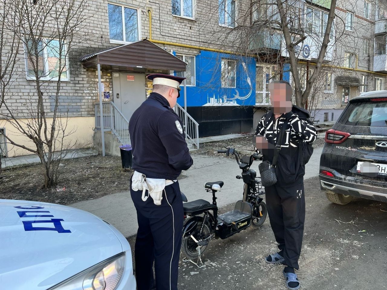Госавтоинспекция Серова остановила нарушителя на электроскутере и привлекли его по трем статьям