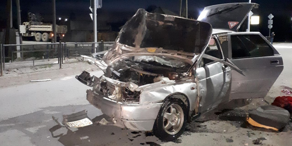 В Сосьве столкнулись "Урал" и ВАЗ. Водитель легковушки сбежал с места ...