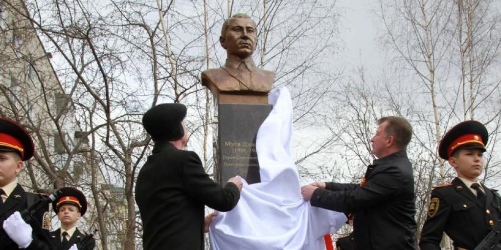 Автор бюста мусы джалиля в театре. Бюст Мусы Джалиля. Муса Джалиль бюст. Муса Джалиль памятник в Тосно. Памятник Мусе Джалилю в Тосно.