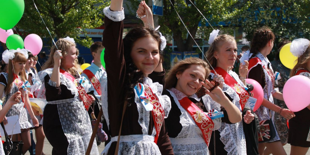 Какие новости на завтра. Выпускной город Серов 2015. Фото выпускников 20 школы Серов. Выпускной 2016 год Серов на Преображенской площади. Выпускное фото Серов.