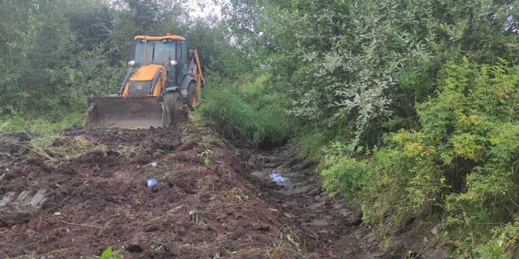 Канава вдоль улицы. Выпуск водоотводной канавы. Канава Украина город. Серовский проспект экскаватор в канаве.