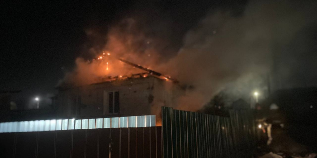 глобус горел. пожарные тушат дом. поле горит. глобус горел. глобус горел.