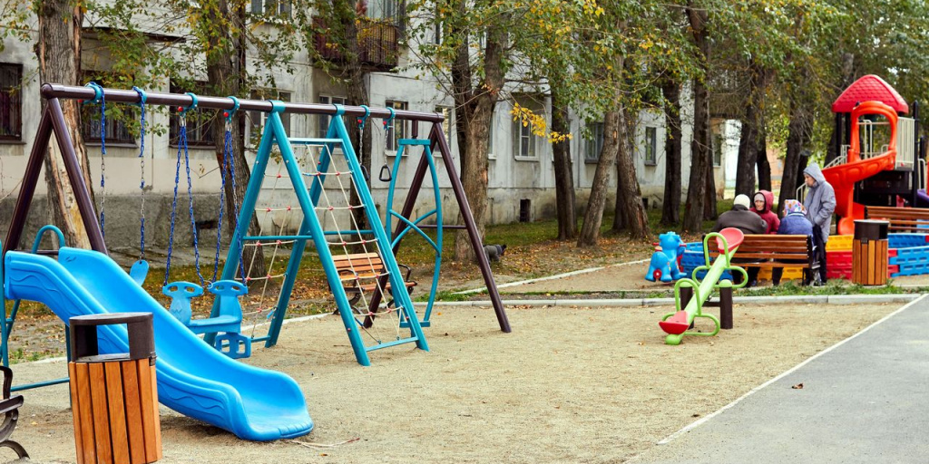 Курский двор каталог. Благоустройство дворов в городе Краснотурьинск. Курск дворы. Благоустройство дворов Краснотурьинск. В какой двор можно сходить в Краснотурьинске.