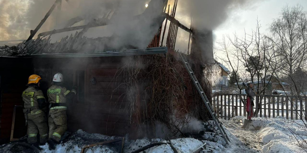 В Серове огнеборцы тушат пожар в коллективном саду. Это второй пожар в ...