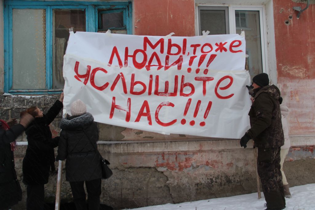 Плакаты рисовали на обоях. Фото: Анна Куприянова, "Глобус"