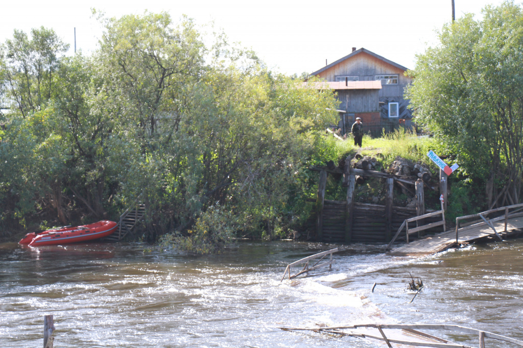 Уровень воды в реке сейчас достаточно высокий, для переправы люди используют лодку. Фото: Константин Бобылев, "Глобус".
