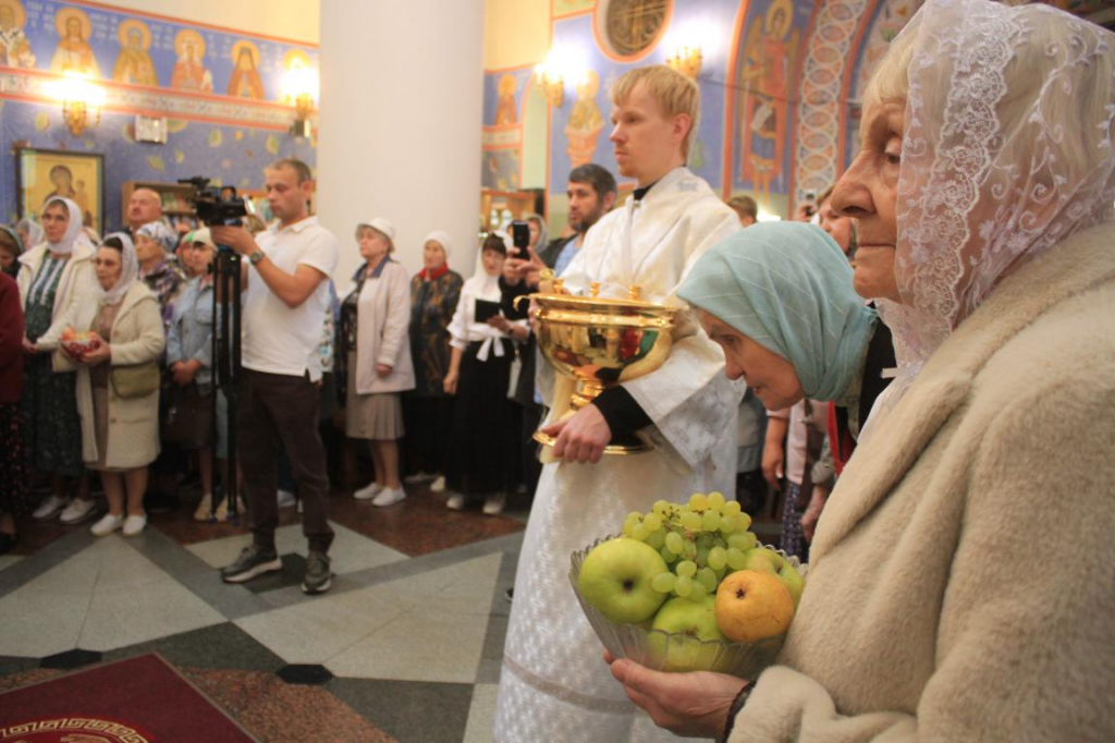 Прихожане принесли в храм плоды нового урожая, чтобы освятить их. Фото: Константин Бобылев, "Глобус"