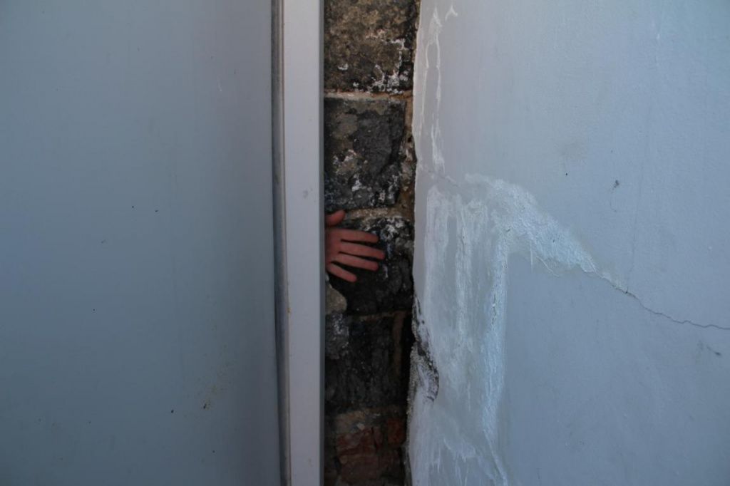 В щель легко проходит человеческая рука. Фото: Анна Куприянова, "Глобус"