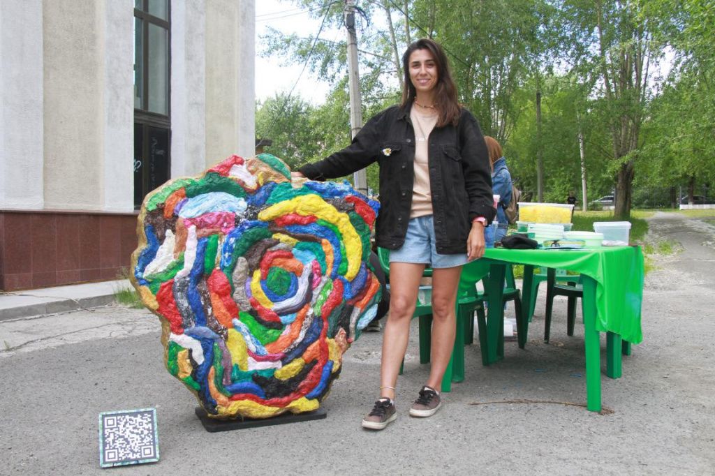 Анастасия Шатная говорит, что на создание "Пластиковго спила дерева" потребовалось 140 килограмм крышек. Фото: Константин Бобылев, "Глобус"