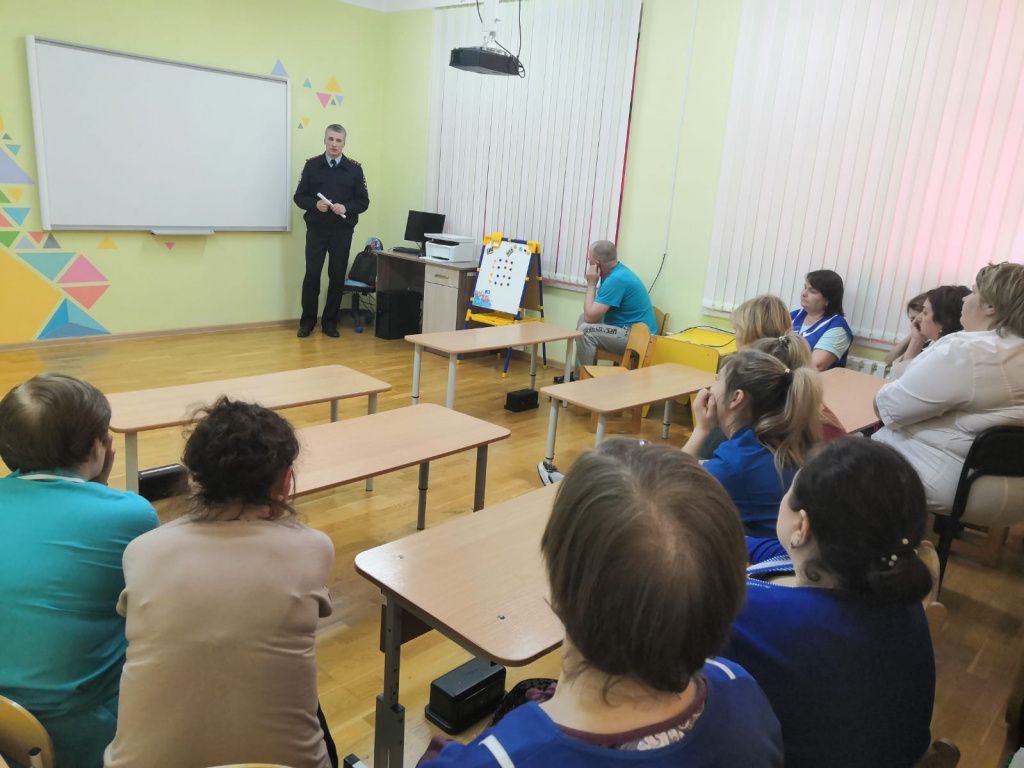 Сотрудники полиции побывали на встречах с педагогами, работниками, студентами, родителями на собраниях в школе №15, в медицинском колледже, в школе №9 и детском саду №53. Фото: полиция Серова