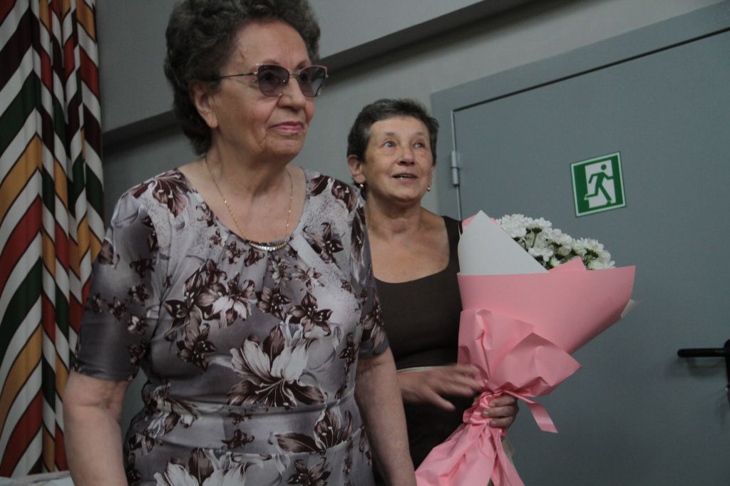 Председатель сервоской Ассоциации жертв политических репрессий Вера Албычева поблагодарила Марину Демчук за ту работу, которую она проделала при создании книги. Фото: Константин Бобылев, "Глобус"