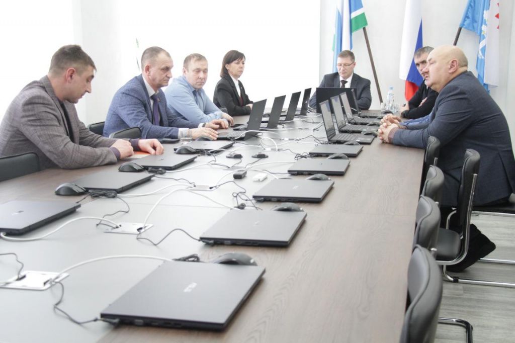 Игорь Совчик отметил, что депутаты направят письмо о дополнительнмо финансировании работ по вывозу снега. Фото: Константин Бобылев, "Глобус"