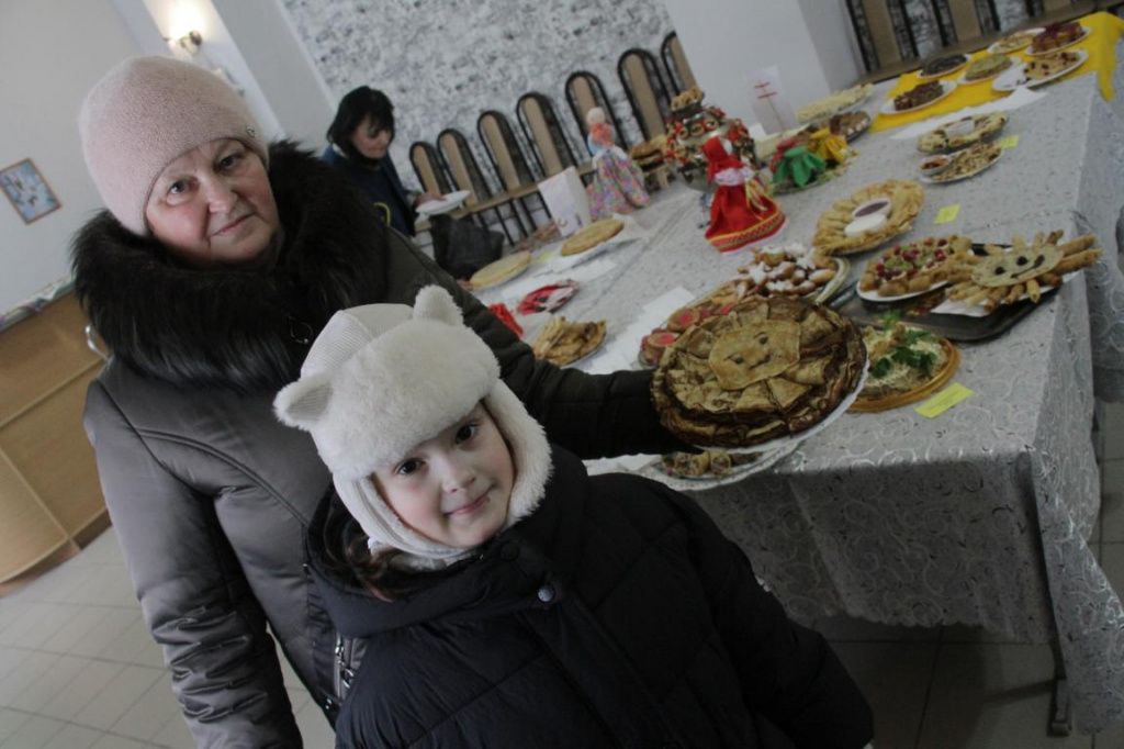 Татьяна Винник готовила блинчики для конкурса вместе с внучкой Ариной. Фото: Константин Бобылев, "Глобус"
