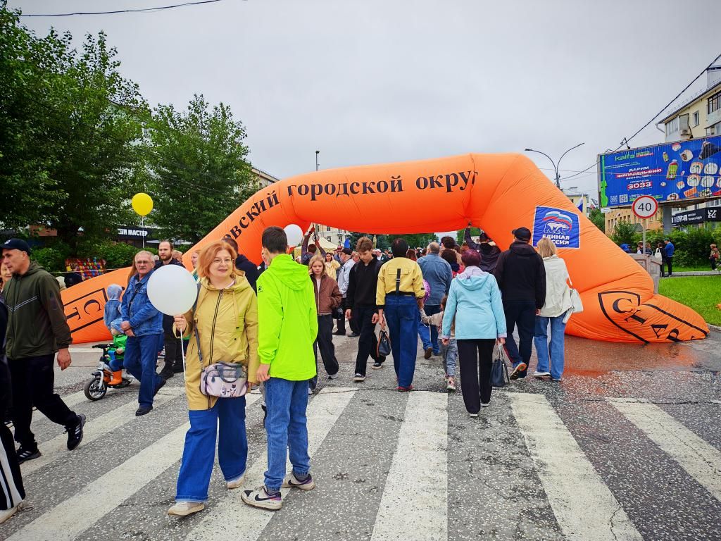 Из-за отключения электричества надувные конструкции начали сдуваться. Фото: Константин Бобылев, "Глобус" Из-за отключения электрчиества надувные конструкции начали сдуваться. Фото: Константин Бобылев, "Глобус"