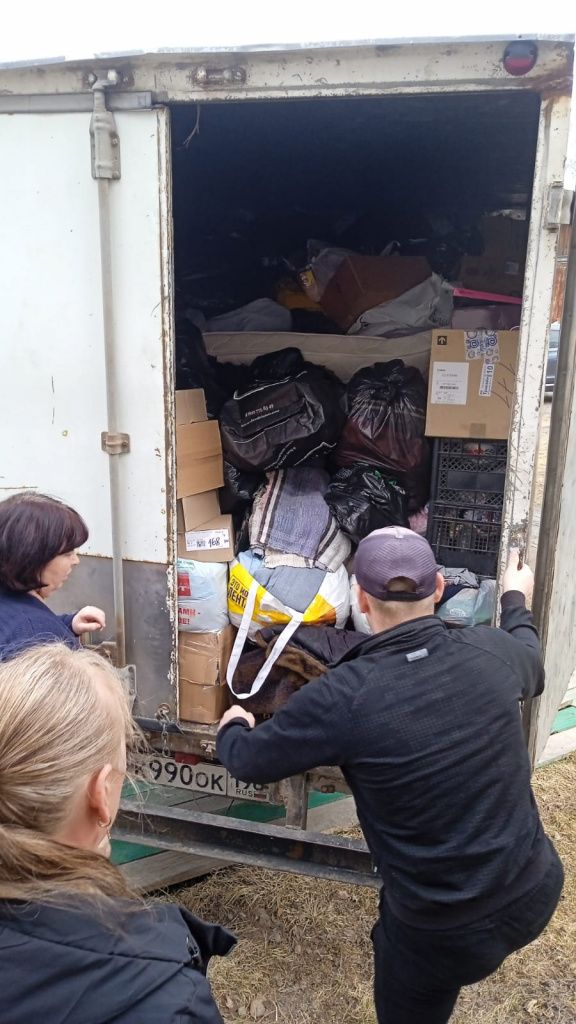 Гуманитарную помощь выгружают в школе №4. Фото: Вячеслав Шадрин