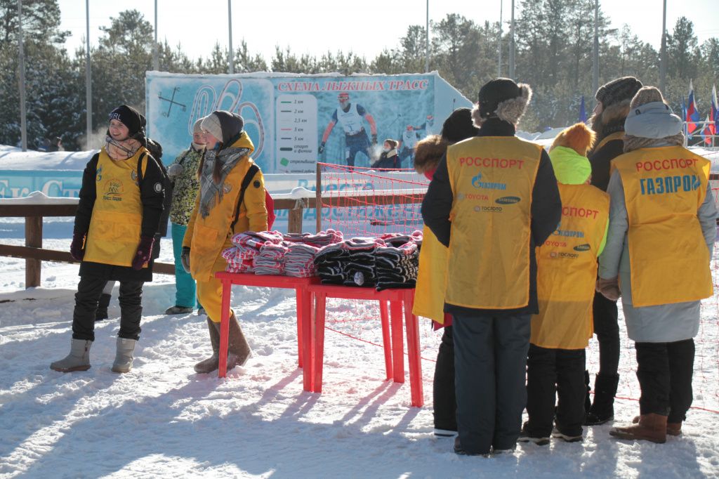 Спортивные мероприятия не обходятся без волонтерской помощи. Фото: Константин Бобылев, архив "Глобуса"