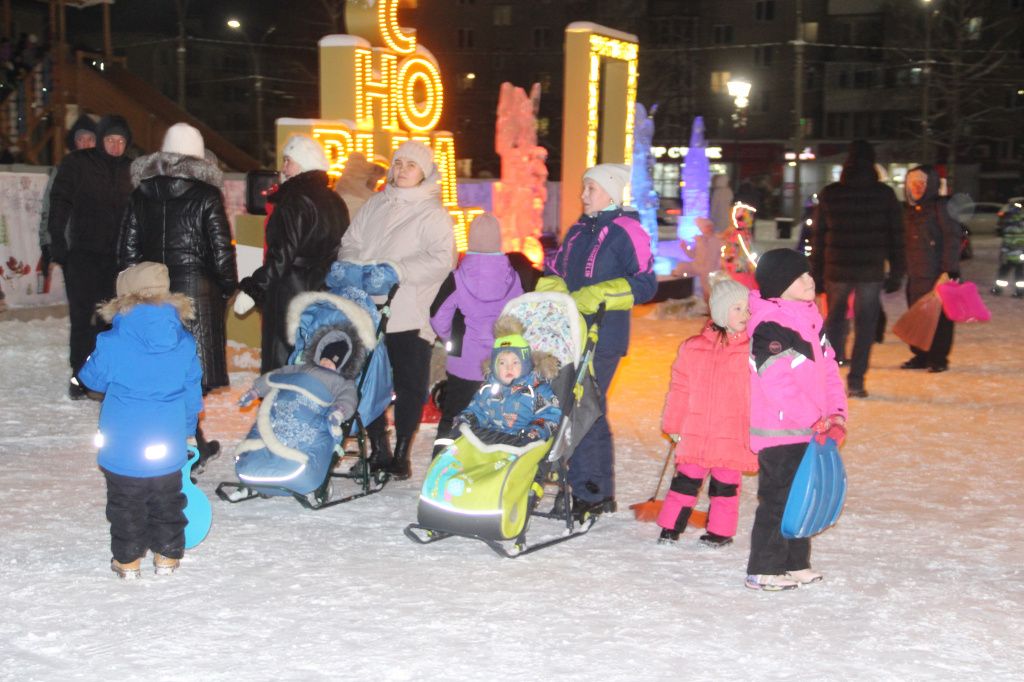 На отрытие городка люди пришли семьями. Фото: Анна Куприянова, "Глобус"