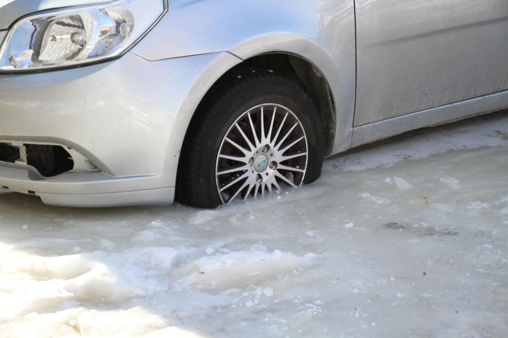 Колеса одно изх автомобилей скованы льдом. Фото: Константин Бобылев, "Глобус"