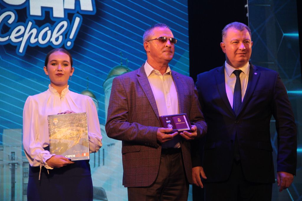 Василий Сизиков вручил Ильдусу Шаймуратову знак “Созидание, доблесть, меценатство”. Фото: Константин Бобылев, “Глобус"