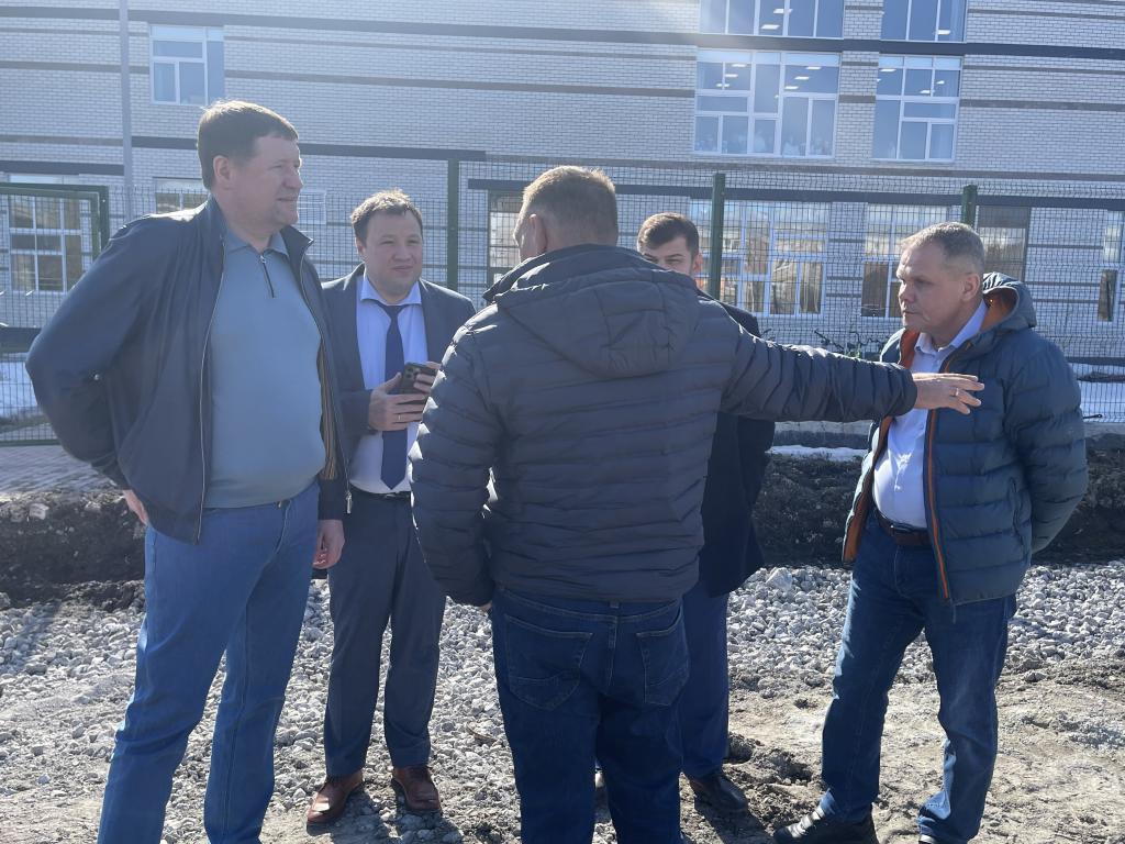 После школы комиссия посмотрела, как продвигаются работы на улице Короленко. Фото: Анна Куприянова, "Глобус"