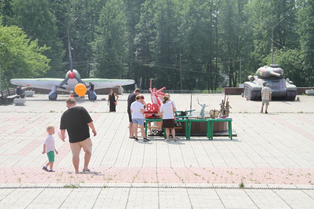 На площади установили надувные самолет и танк. Фото: Константин Бобылев, "Глобус" На площади установили надувные самолет и танк. Фото: Константин Бобылев, "Глобус"