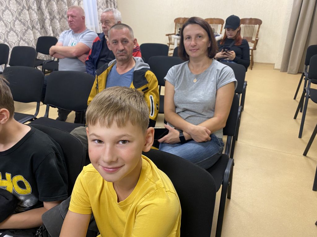 Сергей Новиков пришел с родителями. Фото: Анна Куприянова, "Глобус" Сергей Новиков пришел с родителями. Фото: Анна Куприянова, "Глобус"