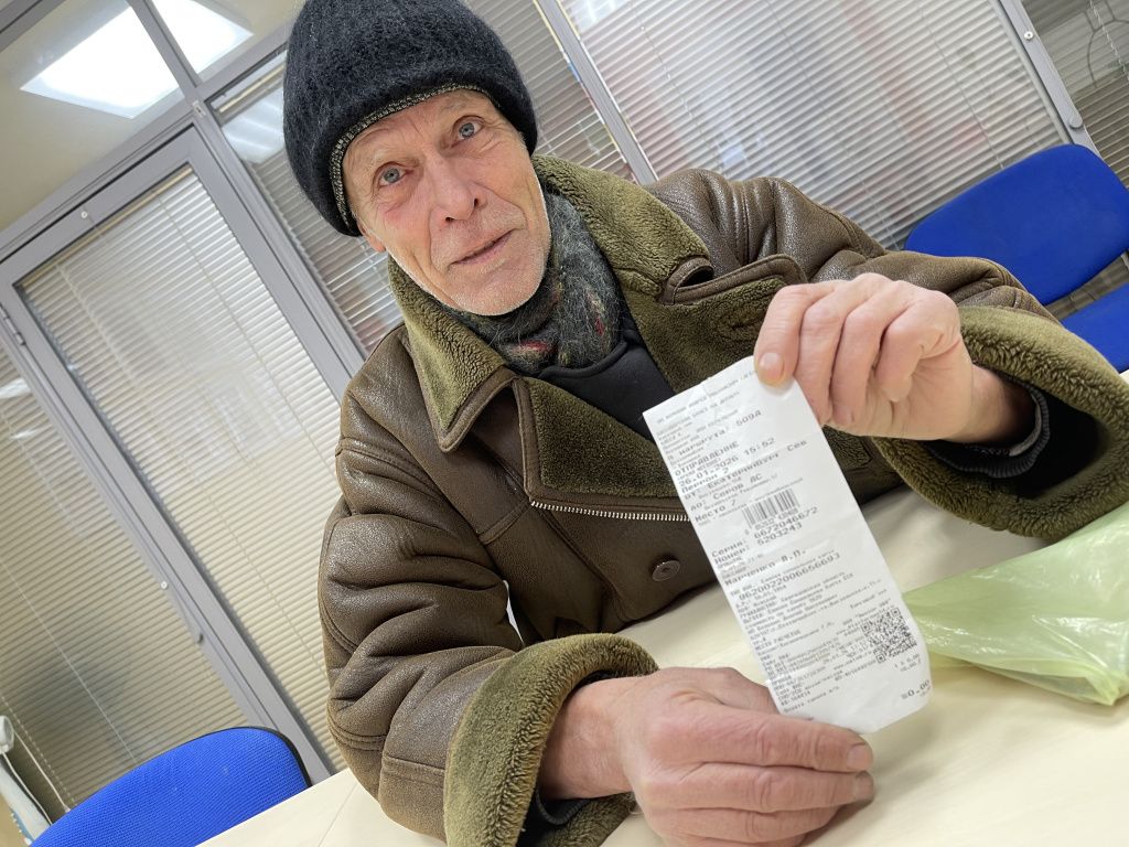 У Леонида Макарченко сохранился автобусный билет с той злополучной поездки. Фото: Анна Куприянова, "Глобус"